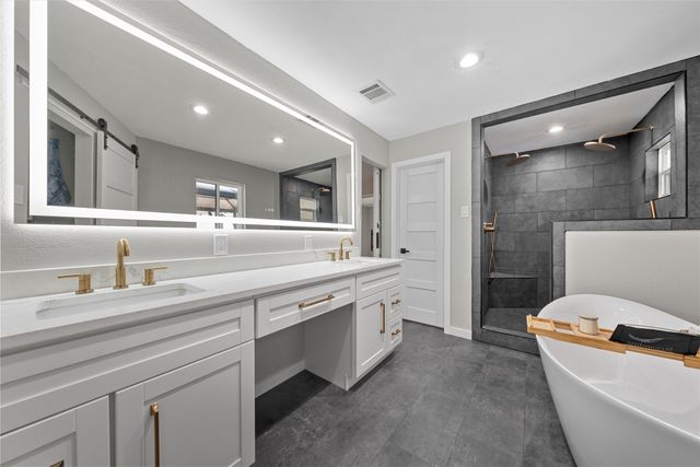 128 E Johnson Street, Hewitt, TX 76643