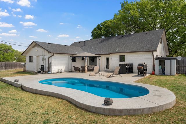 128 E Johnson Street, Hewitt, TX 76643