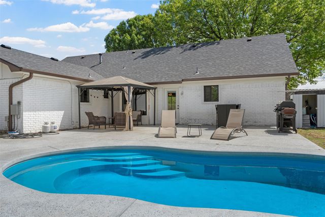 128 E Johnson Street, Hewitt, TX 76643