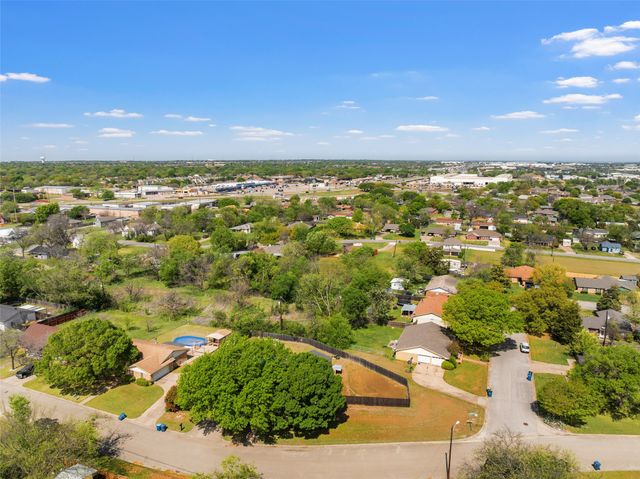 128 E Johnson Street, Hewitt, TX 76643