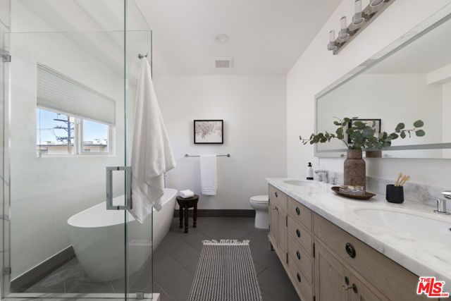 11723 Mayfield Avenue 3, Los Angeles, CA 90049