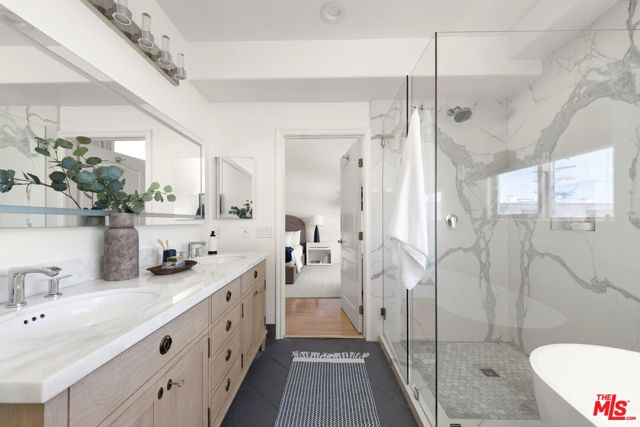 11723 Mayfield Avenue 3, Los Angeles, CA 90049