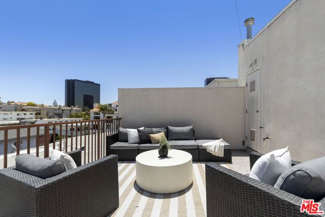 11723 Mayfield Avenue 3, Los Angeles, CA 90049