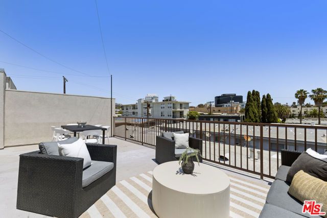 11723 Mayfield Avenue 3, Los Angeles, CA 90049