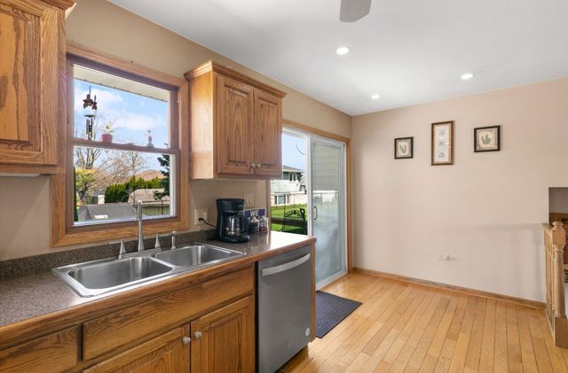 7024 Brementowne Road, Tinley Park, IL 60477