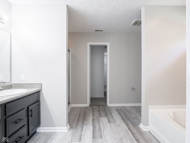 2924 Coles Creek Lane, Indianapolis, IN 46217