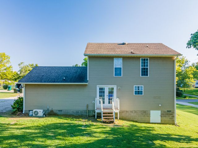 303 Borum Ave, Hohenwald, TN 38462