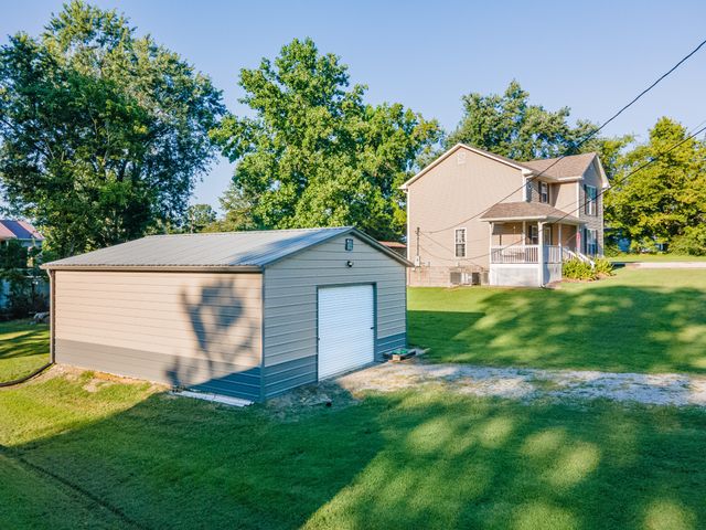 303 Borum Ave, Hohenwald, TN 38462