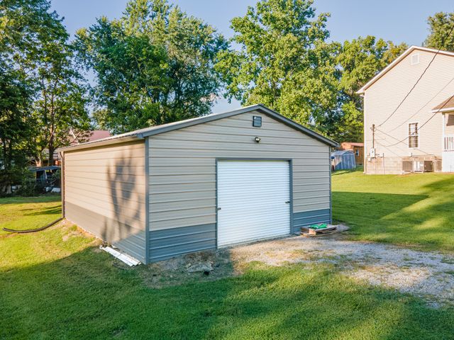 303 Borum Ave, Hohenwald, TN 38462