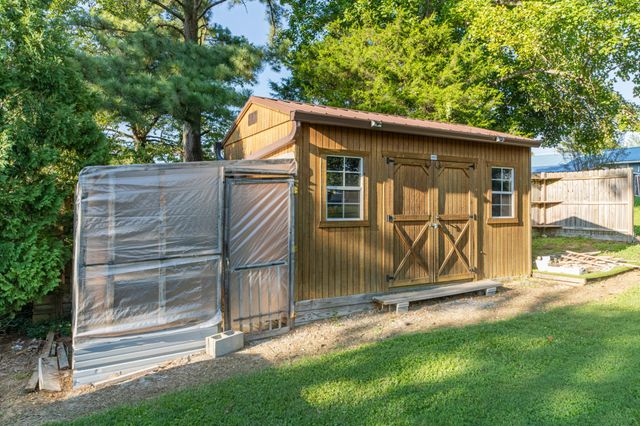 303 Borum Ave, Hohenwald, TN 38462