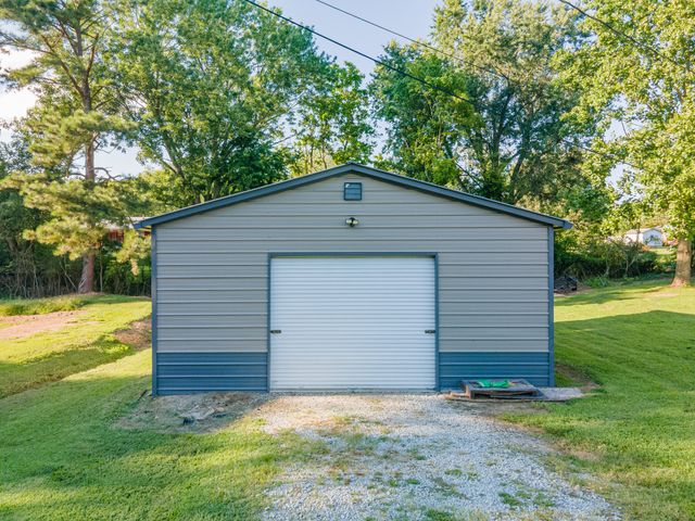 303 Borum Ave, Hohenwald, TN 38462