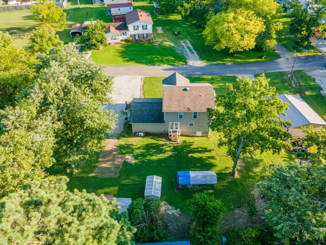 303 Borum Ave, Hohenwald, TN 38462