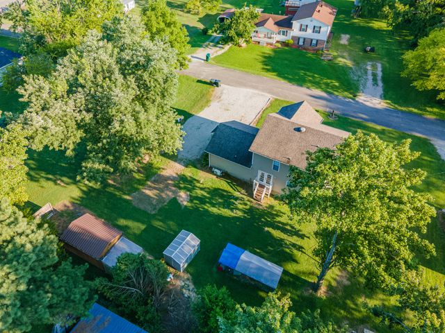303 Borum Ave, Hohenwald, TN 38462