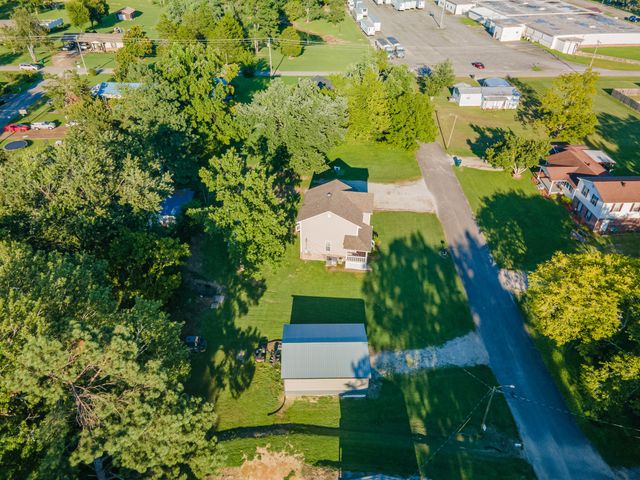 303 Borum Ave, Hohenwald, TN 38462