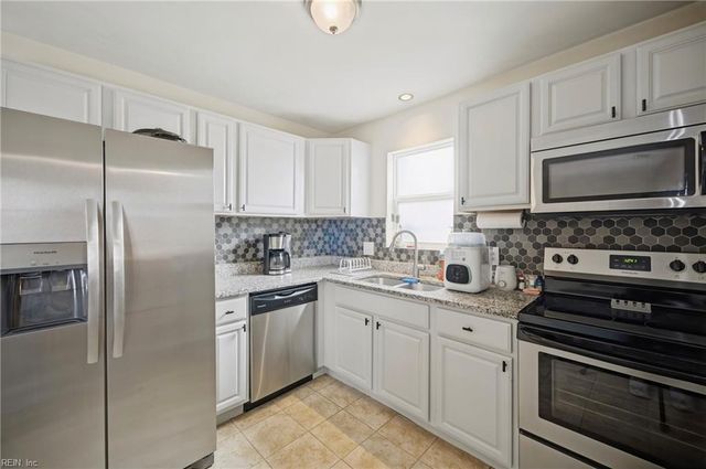 1038 Bryce LN, Virginia Beach, VA 23464