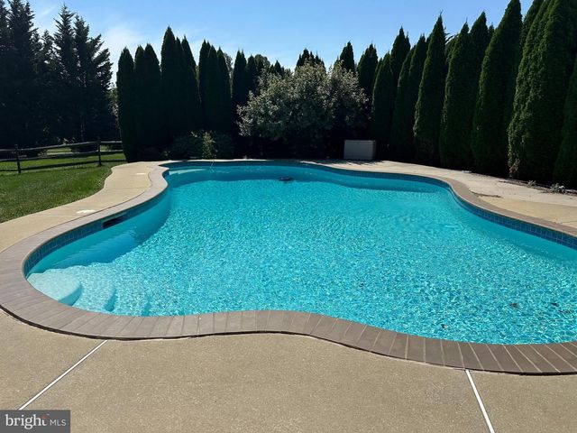 345 WOODCREST RD, West Grove, PA 19390