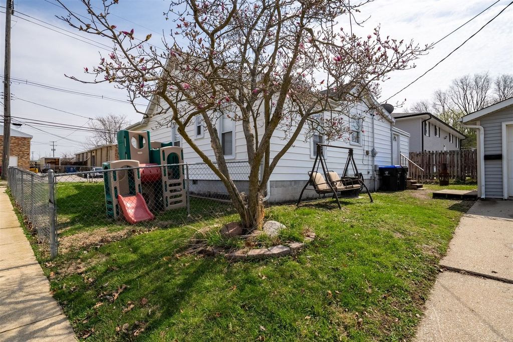 1101 Bunn Street, Bloomington, IL 61701