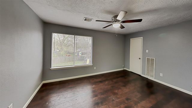 2610 S Belgravia Drive, Pearland, TX 77584
