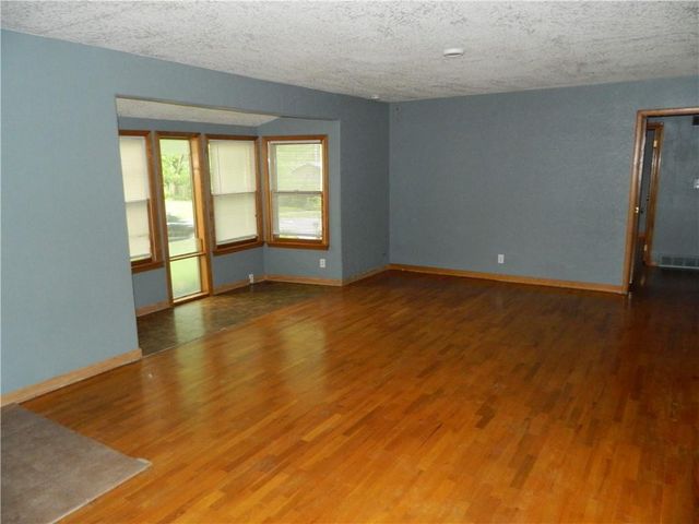 923 Crestline Drive, Lawrence, KS 66049