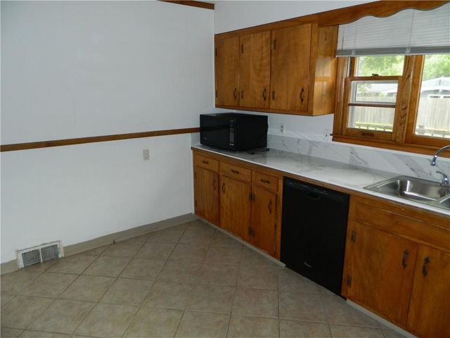 923 Crestline Drive, Lawrence, KS 66049