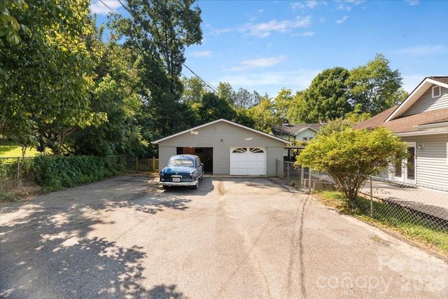 2 Elkmont Place, Asheville, NC 28804