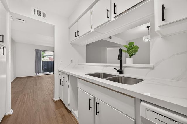 3015 Walnut Bend Lane Lane 31, Houston, TX 77042