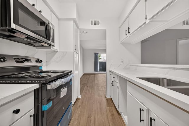 3015 Walnut Bend Lane Lane 31, Houston, TX 77042