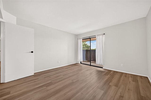 3015 Walnut Bend Lane Lane 31, Houston, TX 77042