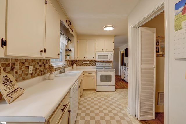 605 W Lee Road, Taylors, SC 29687