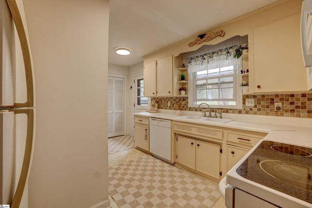 605 W Lee Road, Taylors, SC 29687