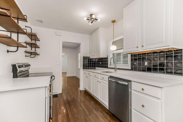 7229 Baltimore Avenue, Kansas City, MO 64114