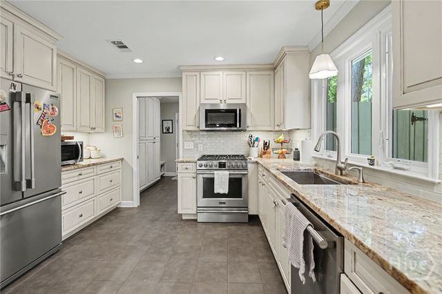 2 Brooks Lane, Savannah, GA 31411
