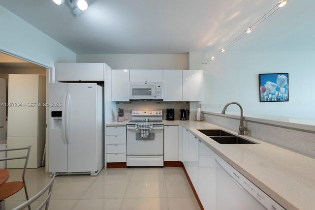 18100 N Bay Road 1009, Sunny Isles Beach, FL 33160