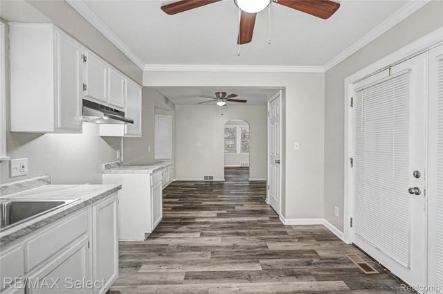 1085 W Parkwood Avenue, Flint Charter Township, MI 48507