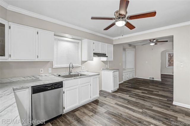 1085 W Parkwood Avenue, Flint Charter Township, MI 48507