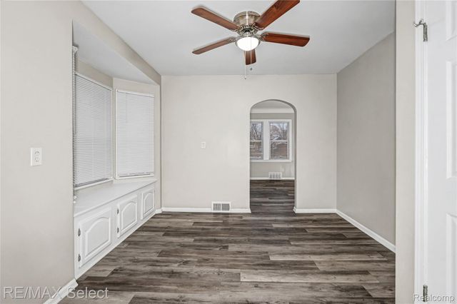 1085 W Parkwood Avenue, Flint Charter Township, MI 48507