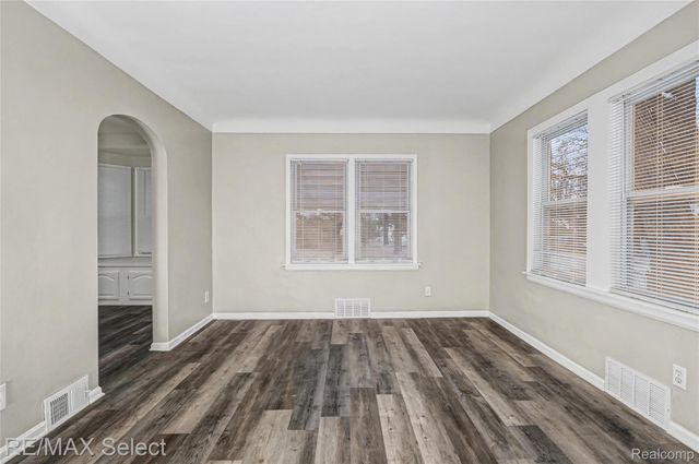 1085 W Parkwood Avenue, Flint Charter Township, MI 48507