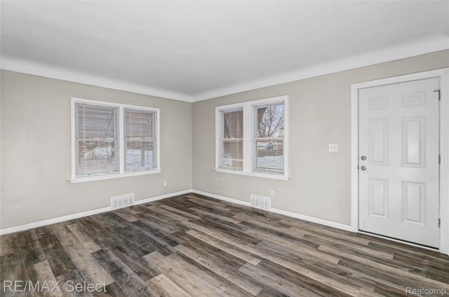 1085 W Parkwood Avenue, Flint Charter Township, MI 48507