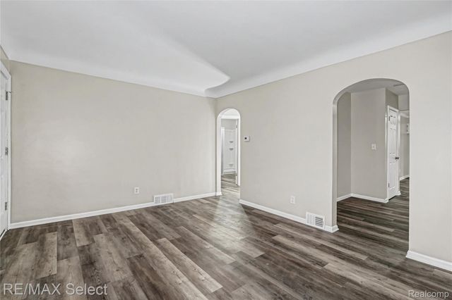 1085 W Parkwood Avenue, Flint Charter Township, MI 48507