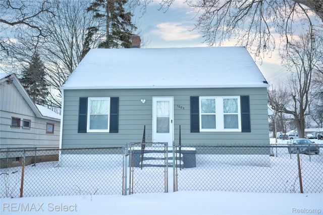 1085 W Parkwood Avenue, Flint Charter Township, MI 48507