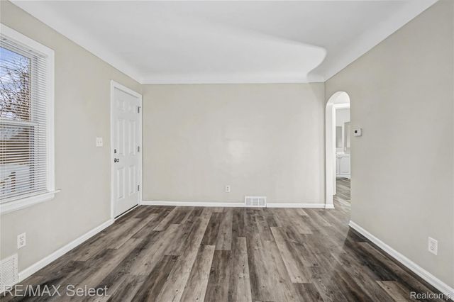 1085 W Parkwood Avenue, Flint Charter Township, MI 48507