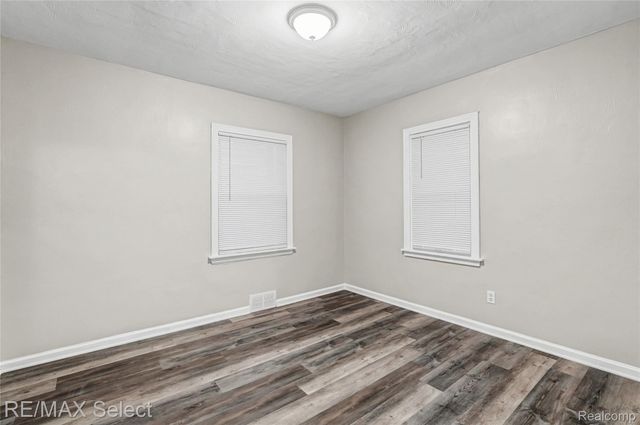 1085 W Parkwood Avenue, Flint Charter Township, MI 48507