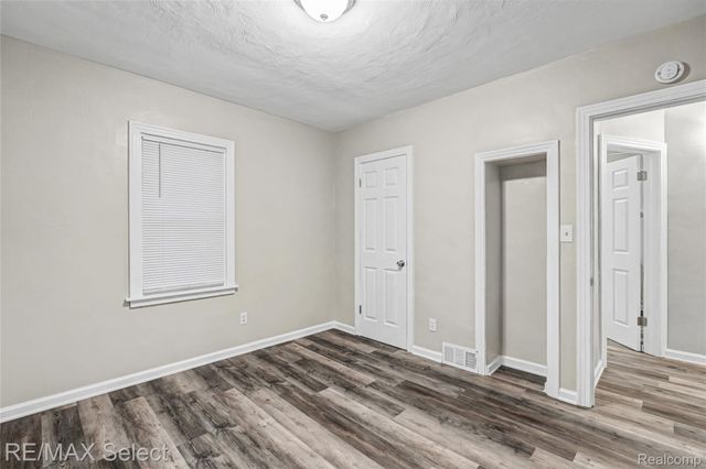 1085 W Parkwood Avenue, Flint Charter Township, MI 48507