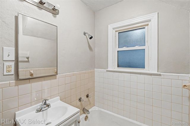 1085 W Parkwood Avenue, Flint Charter Township, MI 48507