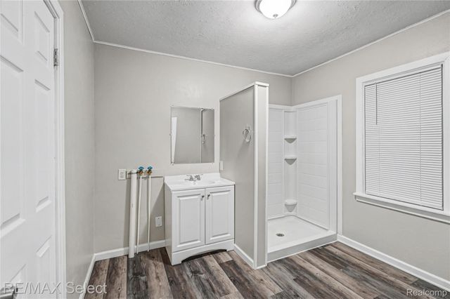 1085 W Parkwood Avenue, Flint Charter Township, MI 48507