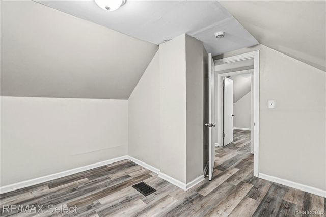 1085 W Parkwood Avenue, Flint Charter Township, MI 48507