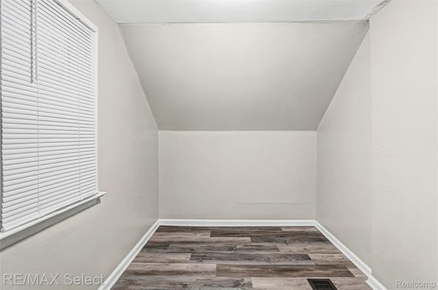 1085 W Parkwood Avenue, Flint Charter Township, MI 48507