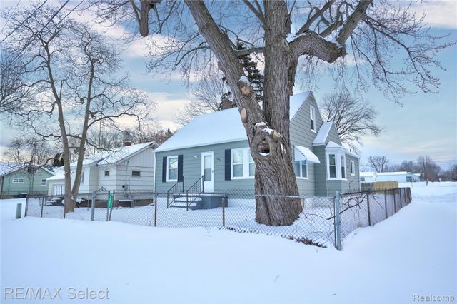 1085 W Parkwood Avenue, Flint Charter Township, MI 48507