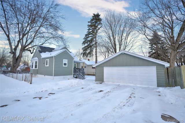 1085 W Parkwood Avenue, Flint Charter Township, MI 48507