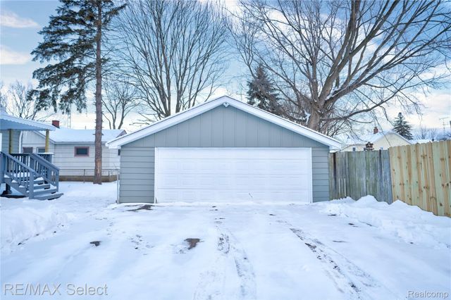 1085 W Parkwood Avenue, Flint Charter Township, MI 48507